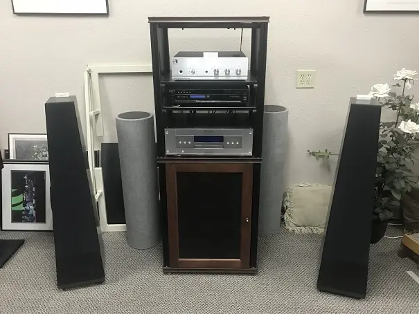 Vandersteen Treo speakers and an equipment rack in the Bradfords showroom